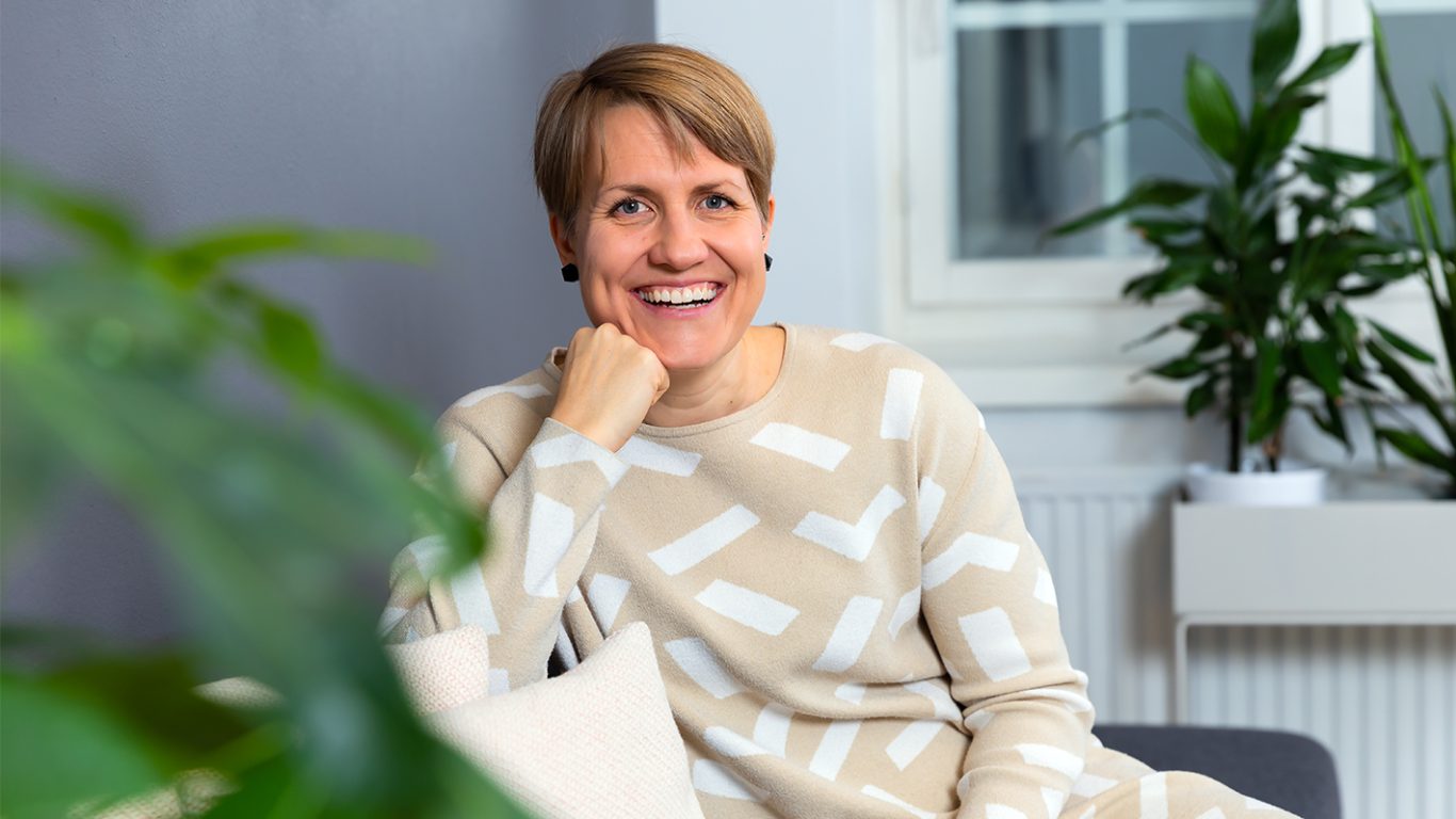 Annikka istuu Drumin toimistolla.